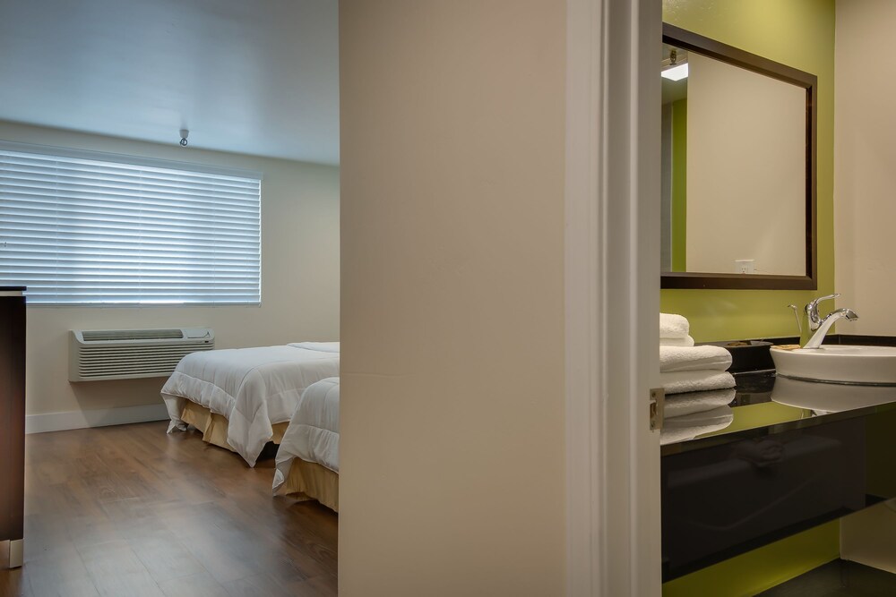 Vagabond Inn Executive Bakersfield Downtowner - photo 16