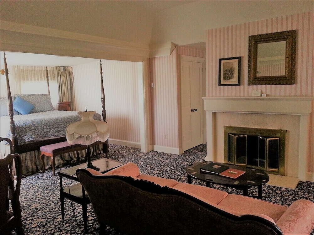 The Mendocino Hotel and Garden Suites - photo 3