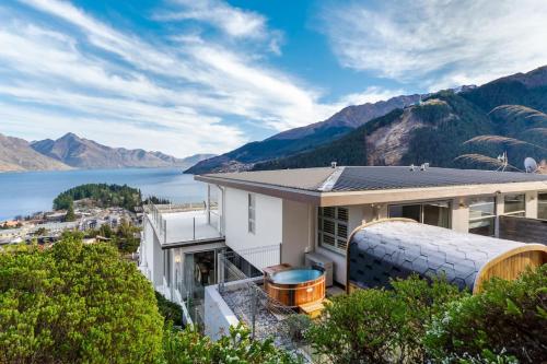 Luxury 3BR Queenstown Retreat with Alpine Views — 4-Star Luxury Hotel in Queenstown, New Zealand