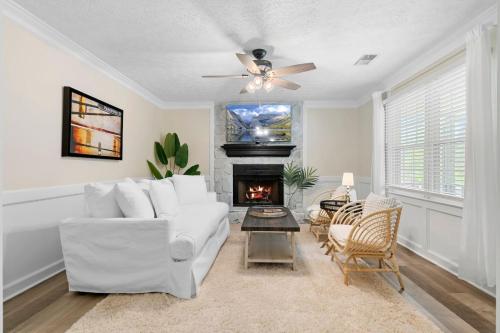 Cozy Cottage for 6 Pet Fenced — 4-Star Luxury Hotel in Marietta, United States