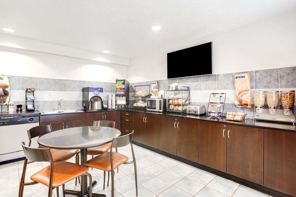 Microtel Inn & Suites by Wyndham Bath - photo 14