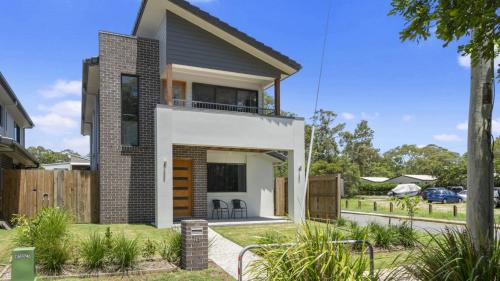 Lavish Beach House On The Surfside — 4-Star Luxury Hotel in Woorim, Australia