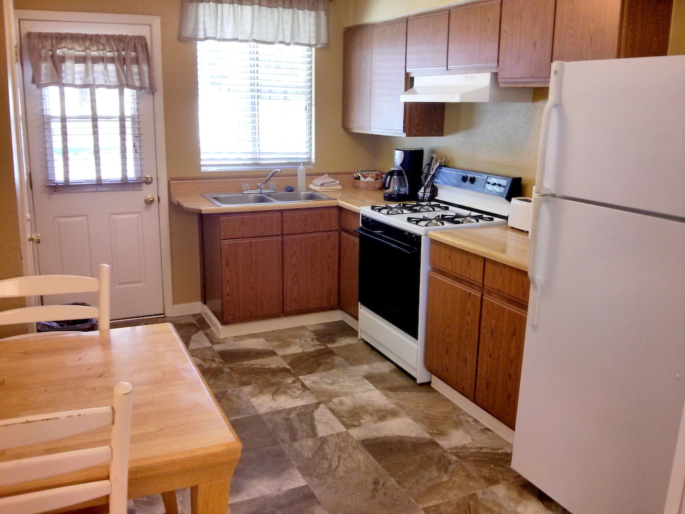 Green Gables Motel & Suites - photo 26