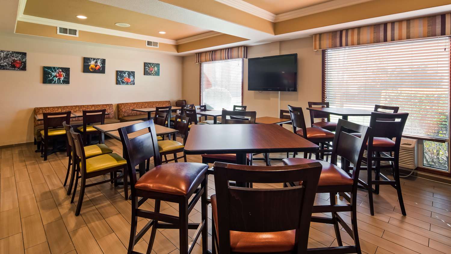 Airport Inn and Suites - photo 11