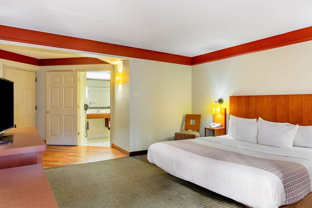 La Quinta Inn & Suites by Wyndham Raleigh Crabtree - photo 19