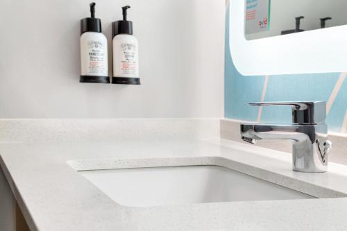 Avid hotel Boston Logan Airport Revere - photo 5