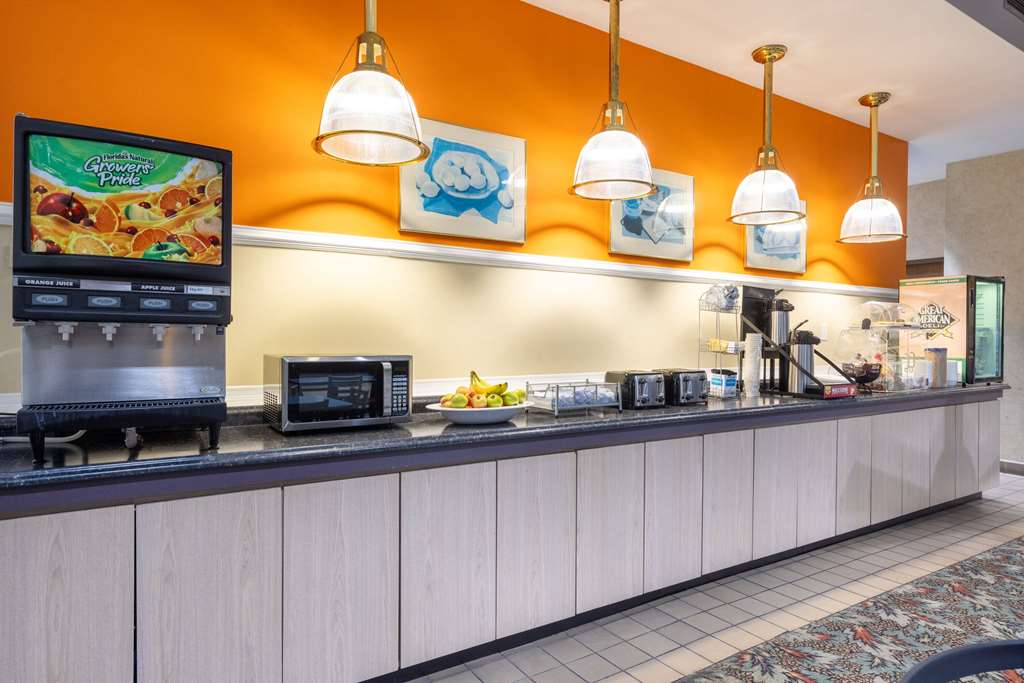 Howard Johnson Hotel & Conference Center by Wyndham Salem - photo 23