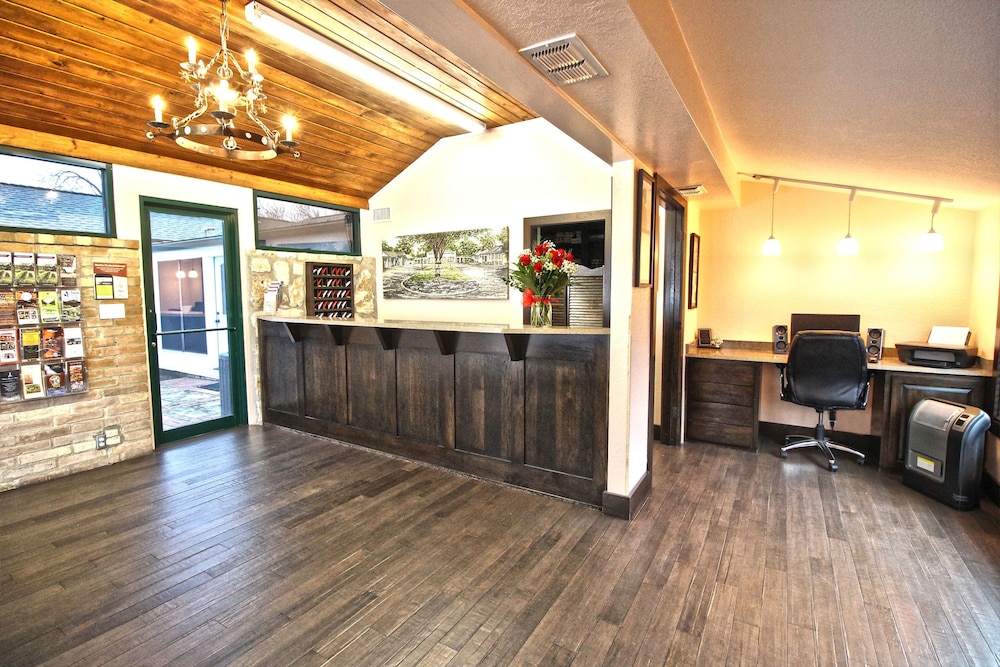 Peach Tree Inn & Suites - photo 2
