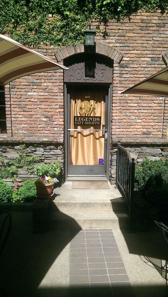 Historic Cary House Hotel - photo 32