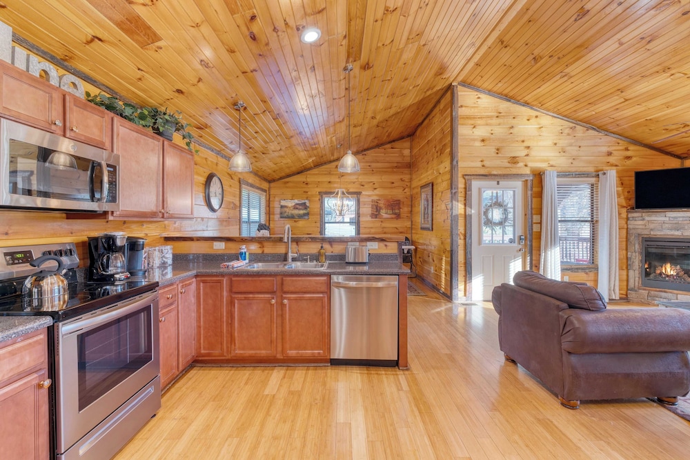 Bear Cove by Avantstay Hot Tub Pool Table - photo 5