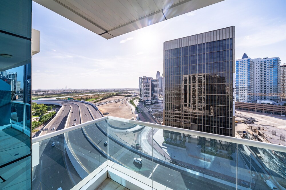 Spacious Apartment With Balcony in Business Bay — 5-Star Luxury Hotel in Dubai, United Arab Emirates