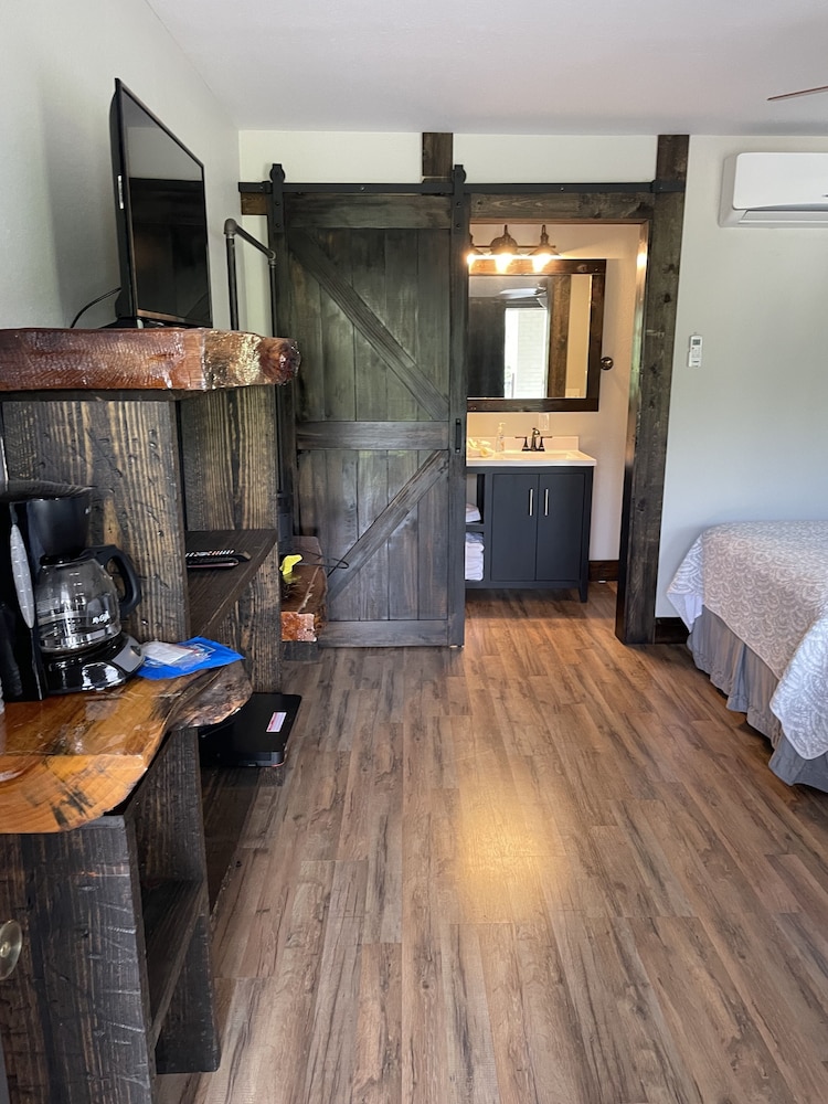 Black River Motel and Restaurant — hotel in Missouri City