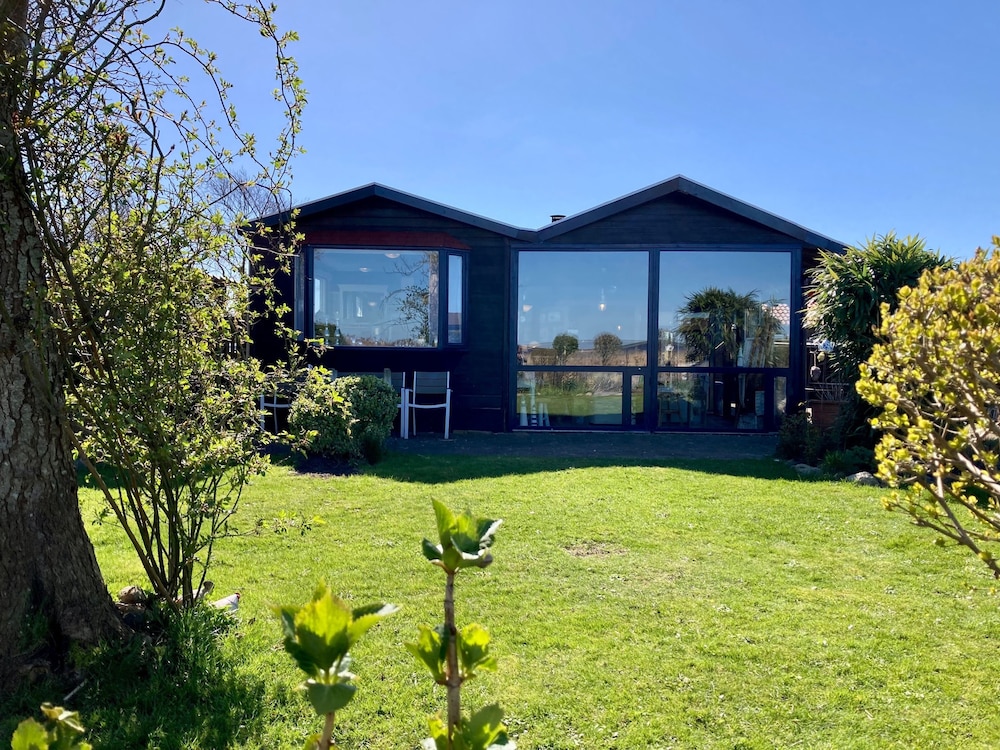 6 pers House Marijke with winter garden and direct access to the Lauwersmeer — 4-Star Luxury Hotel in Kollum, Netherlands