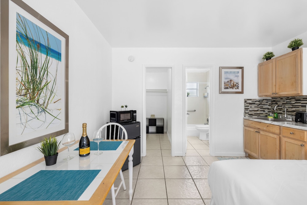 Sunset Inn Hallandale Beach - photo 17