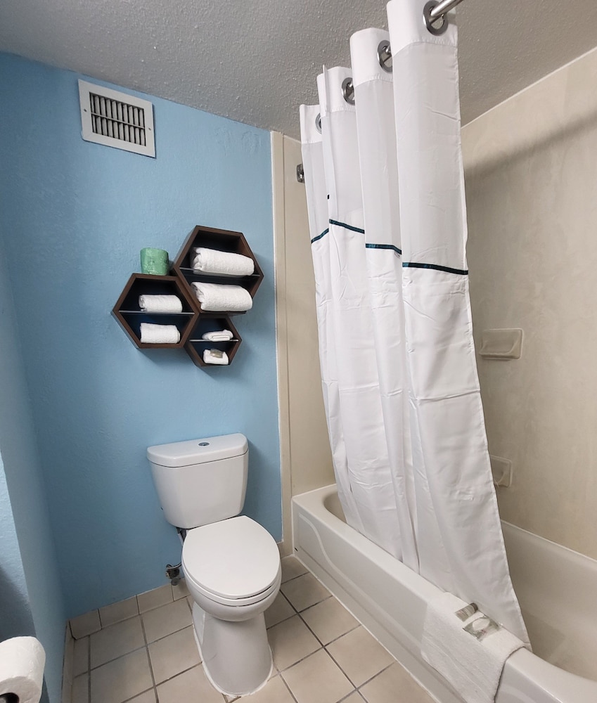 HomeTowne Studios by Red Roof Prattville - photo 10