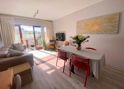 Kalk Bay Sunny 2 Bed Seaviews Braai Patio Pool 17 SJT