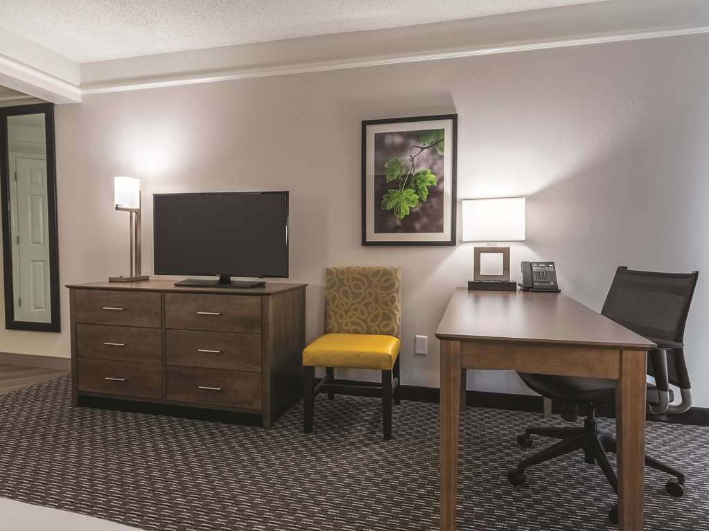 La Quinta Inn & Suites by Wyndham Alexandria Airport - photo 14
