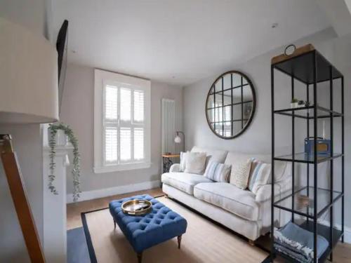 Central Victorian terraced house Patio Garden Pass the Keys — 4-Star Luxury Hotel in Cheltenham, United Kingdom
