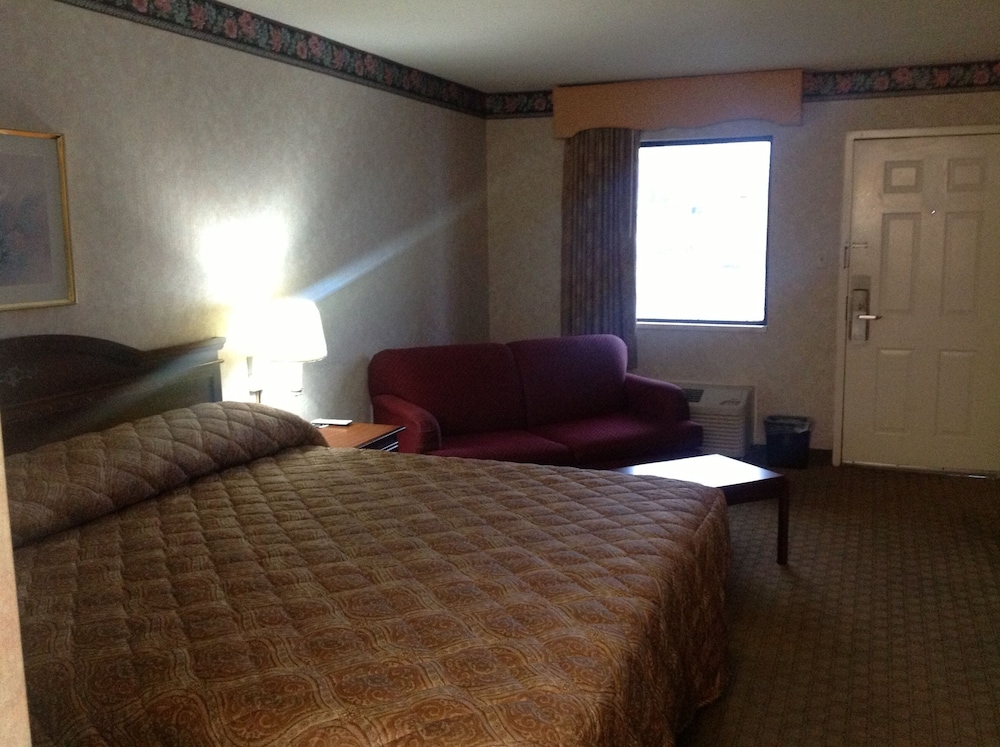 Colonial Inn & Suites Airport Graceland - photo 6