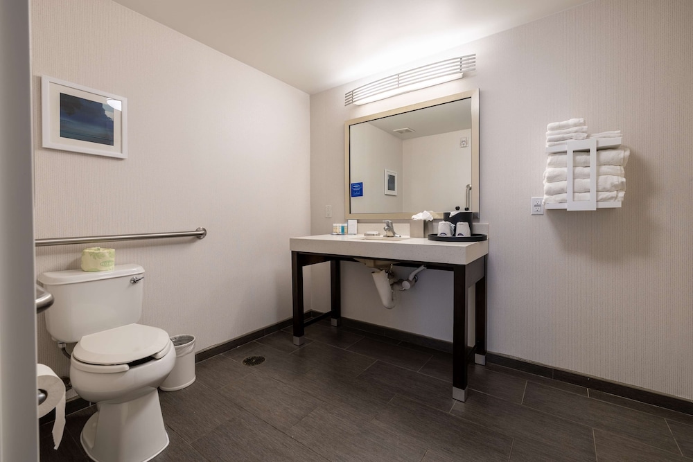 Hampton Inn & Suites Greensboro Coliseum Area - photo 39