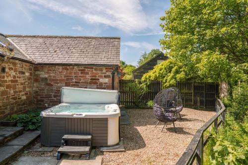 Beckside Cottage near Carlisle romantic cottage with hot tub — 4-Star Luxury Hotel in Longtown, United Kingdom