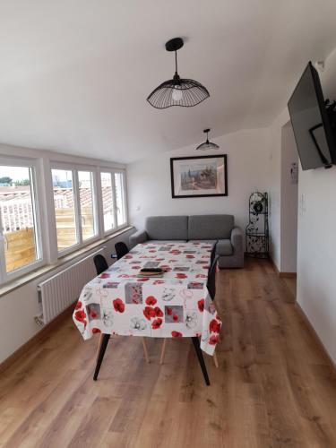 Logement Lumineux Avec Terrasse - last minute hotel in La Roche-Sur-Yon