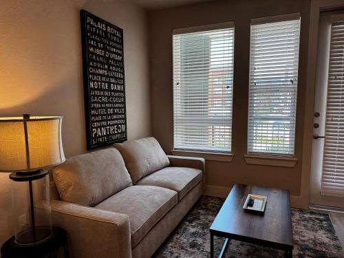 Luxury Resort Style Pool Apt — Austin — photo 3