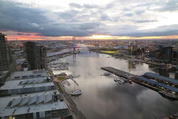 Premium 2 Bedroom Apartment with Harbour Views — 4-Star Luxury Hotel in Melbourne, Australia