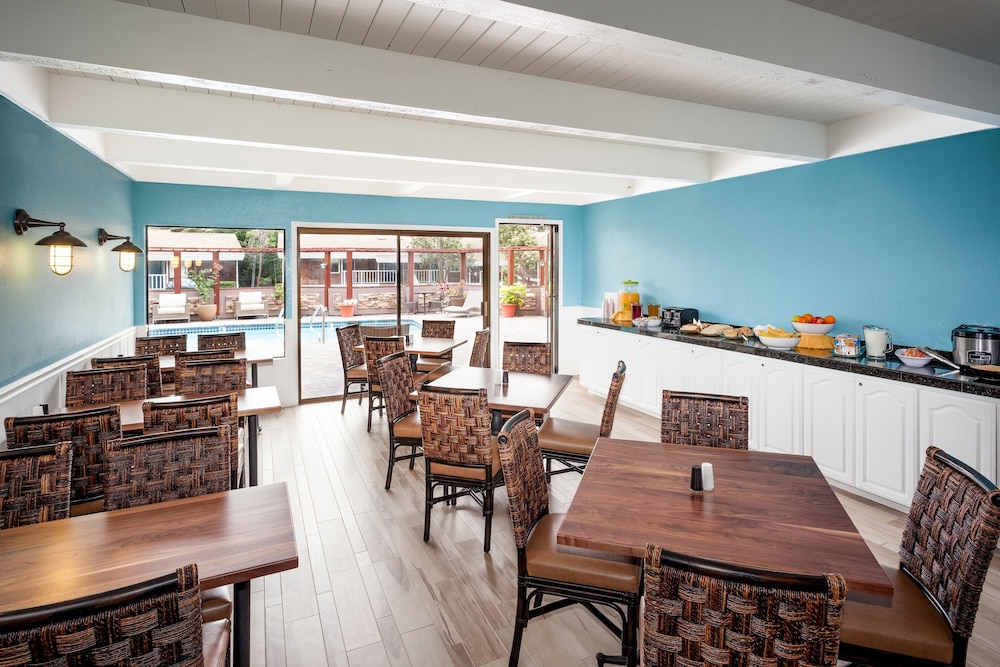 Lighthouse Lodge And Cottages - photo 45