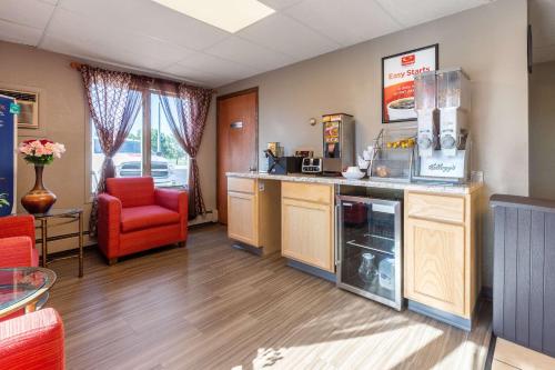 Econo Lodge Inn & Suites Escanaba North - photo 20