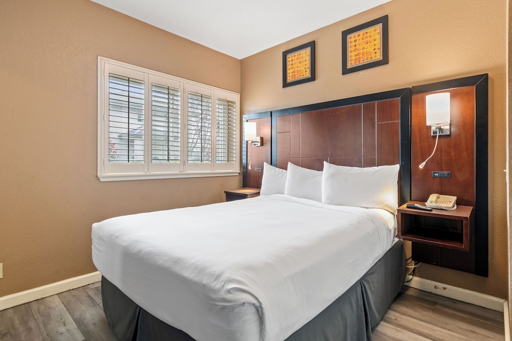 Lions Gate Hotel - photo 21