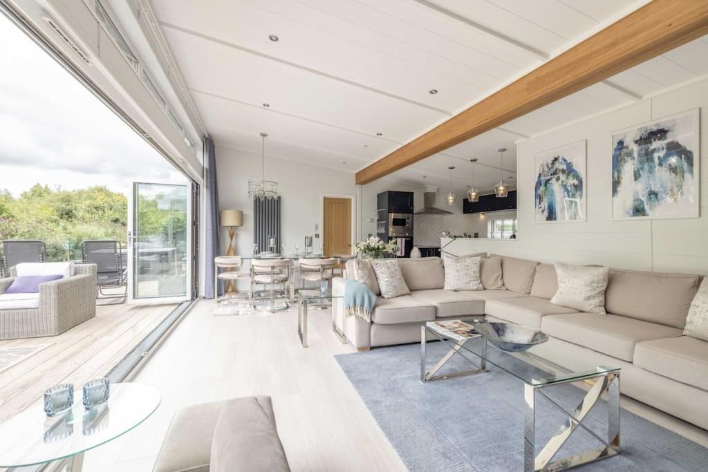 Luxury Lodge with Hot Tub in Windsor Marina By Tempstay — 4-Star Luxury Hotel in Windsor, United Kingdom