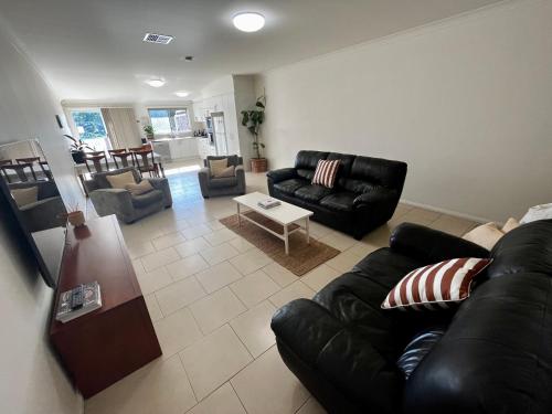 Downtown Narrabri Apartment — 4-Star Luxury Hotel in Narrabri, Australia