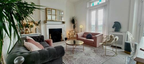 Elegant 5 bed 4 bath 'Vogue House' Parisian style home — 4-Star Luxury Hotel in Margate, United Kingdom
