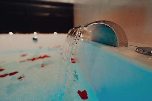 Mirror Suite Roma Colosseo Monti con Jacuzzi — 4-Star Luxury Hotel in Rome, Italy