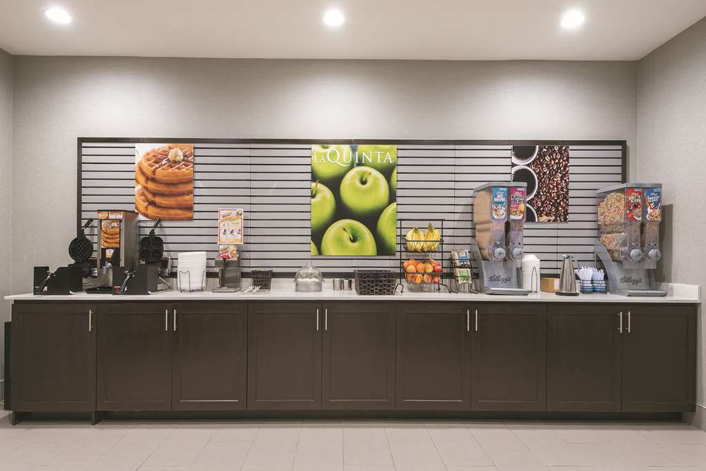La Quinta Inn & Suites by Wyndham Fort Worth West I 30 - photo 22
