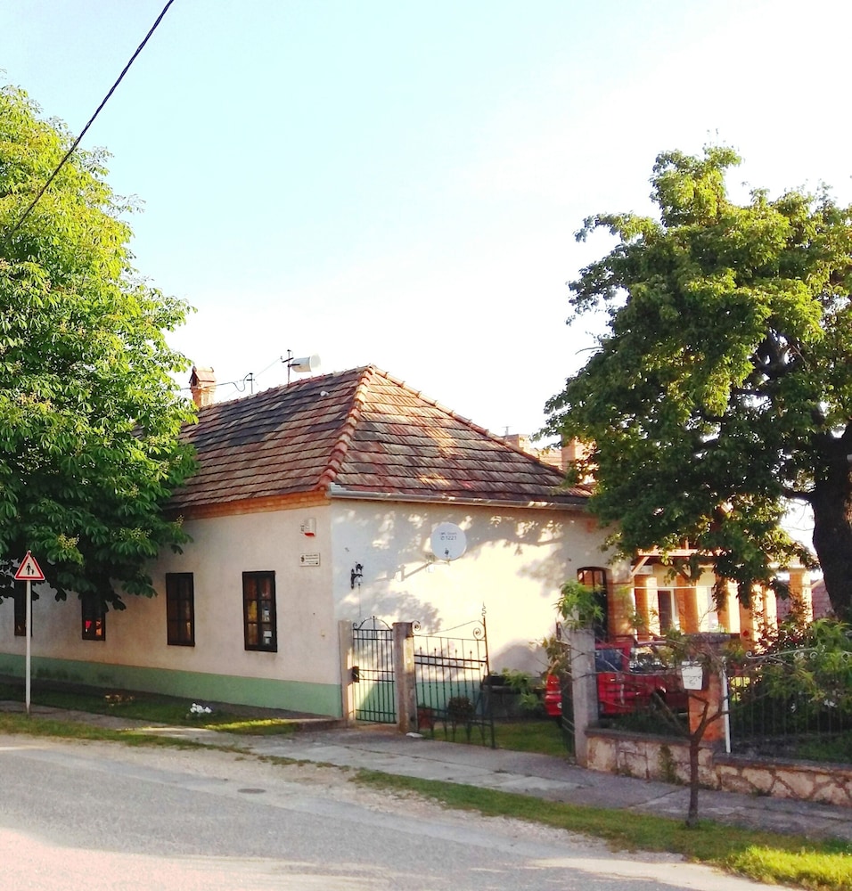 Bike Stop Dunaszentmiklós — 4-Star Luxury Hotel in Tata, Hungary