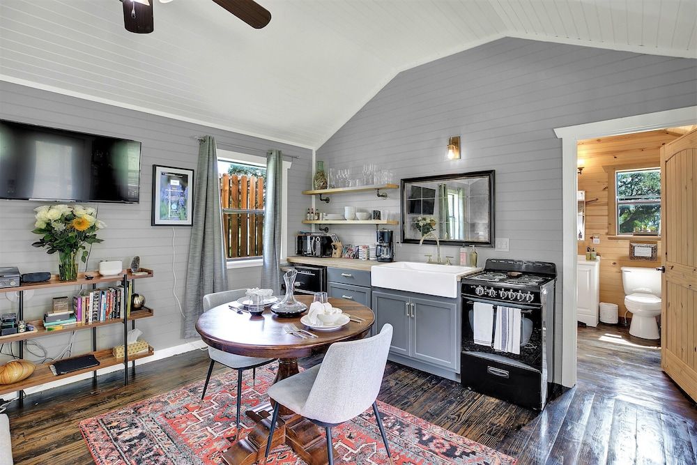 Luxurious & Intimate Cottage in Fred Wine Country — 4-Star Luxury Hotel in Fredericksburg, United States
