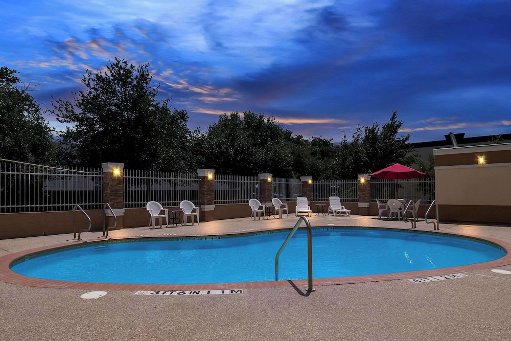 Comfort Suites at Katy Mills - photo 31