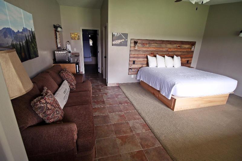 Hidden Canyon Retreat - carbon neutral hotel in Baker