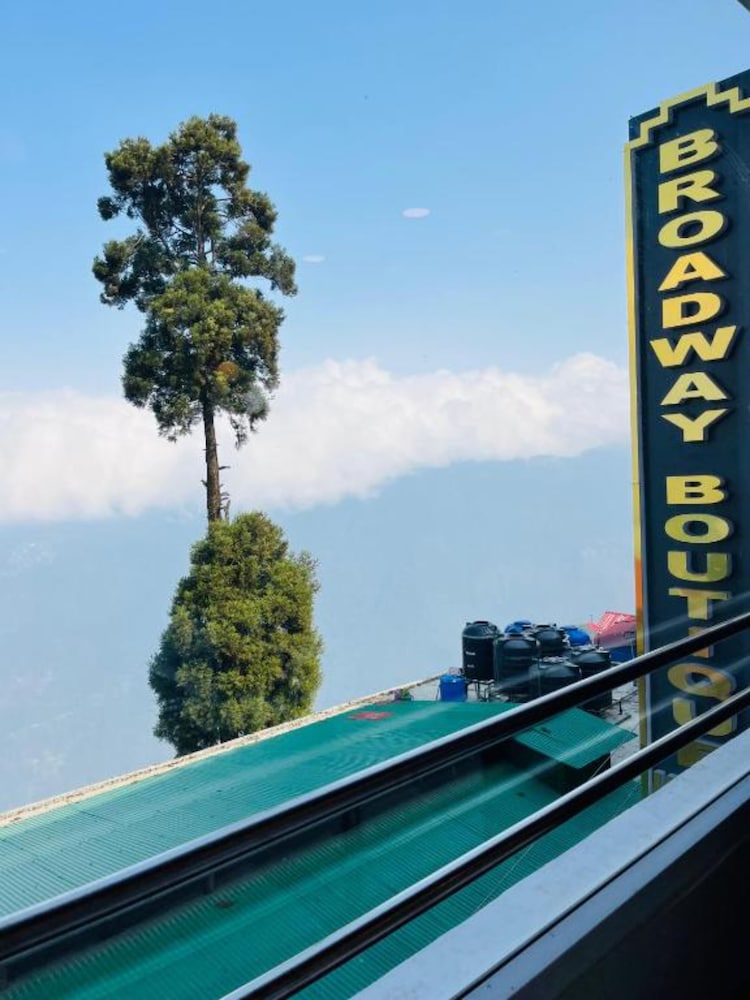 Goroomg Broadway Mall Road Darjeeling - carbon neutral hotel in Darjiling