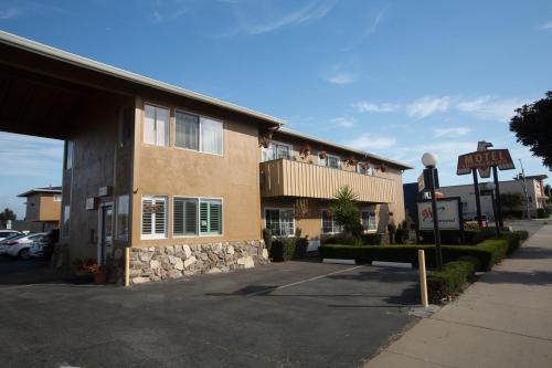 Gateway Thunderbird Motel - photo 13