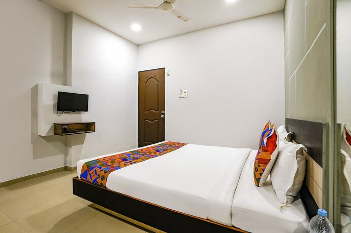 Fabhotel Rajmandir - last minute hotel in Surat