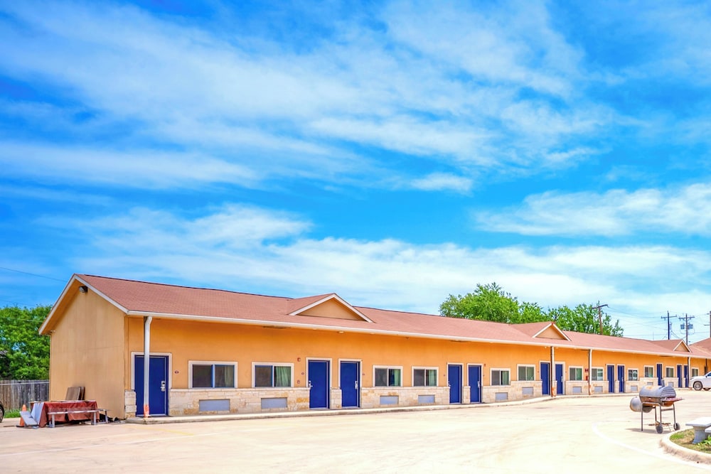 Atria Extended Stays By OYO Jourdanton - photo 8