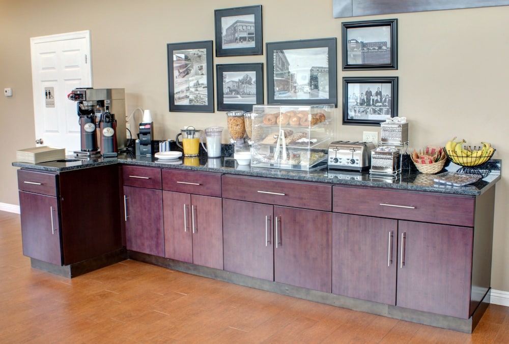 Luxbury Inn & Suites - photo 25
