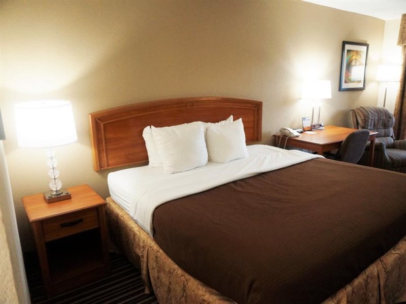 Howard Johnson by Wyndham Greensboro Near the Coliseum - photo 3