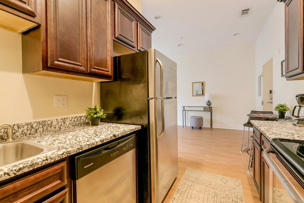 Hip 2BR in Arts Warehouse District - photo 26