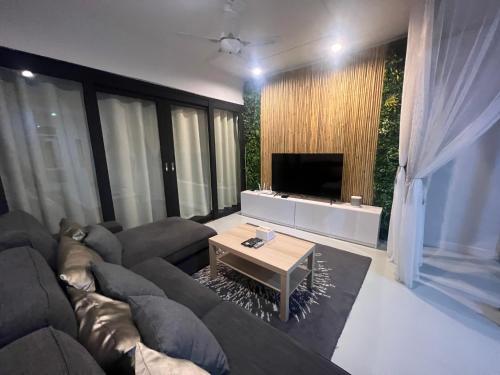 4 Bedroom House with Beautiful Rooftop near BTS Ekkamai