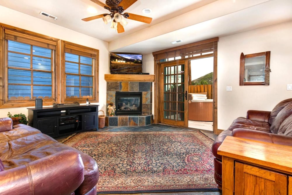 KBM Resorts Walk to Lifts and Main St Rent 1416 and 1418 Townhomes together Pri Hot tub PPS 1418 - featured photo