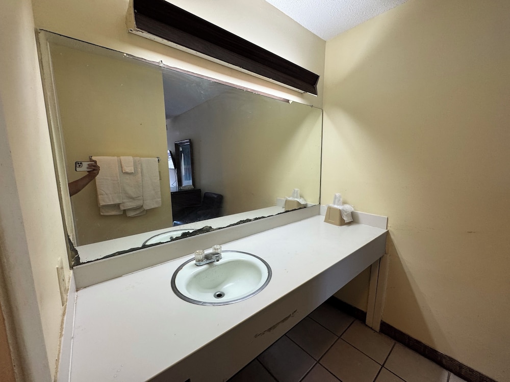 Knights Inn Selma - photo 39